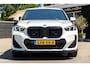 BMW iX1 EDrive 20 M Sport Live Cockpit I Mineralweiss Metallic I Head Up I Led I CarPlay I 360 Camera I M-Sportremmen rood I BTW