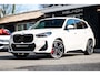 BMW iX1 EDrive 20 M Sport Live Cockpit I Mineralweiss Metallic I Head Up I Led I CarPlay I 360 Camera I M-Sportremmen rood I BTW