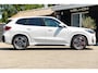 BMW iX1 EDrive 20 M Sport Live Cockpit I Mineralweiss Metallic I Head Up I Led I CarPlay I 360 Camera I M-Sportremmen rood I BTW