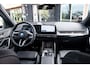 BMW iX1 EDrive 20 M Sport Live Cockpit I Mineralweiss Metallic I Head Up I Led I CarPlay I 360 Camera I M-Sportremmen rood I BTW