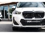 BMW iX1 EDrive 20 M Sport Live Cockpit I Mineralweiss Metallic I Head Up I Led I CarPlay I 360 Camera I M-Sportremmen rood I BTW