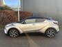 Toyota C-HR / C-HR+ 1.8 Hybrid Bi-Tone Plus / AUTOMAAT / LEER / NAVI / 122dkm! NAP! / 1E EIGENAAR