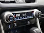 Toyota RAV4 2.5 Hybrid Bi-Tone | DEALER ONDERHOUDEN | Trekhaak | Navigatie | Stoel + Stuur verwarming | Elektrische Stoel |