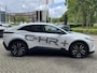 Toyota C-HR / C-HR+ FIRST EDITION 77KWH WLTP 607KM STOEL/STUURVERW BLIND SPOT EL-ACHTERKLEP WARMTEPOMP NAVI PARK-SENSOREN CAMERA CLIMA APPLE/ANDROID 20'' LM-VELGEN