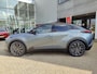 Toyota C-HR / C-HR+ EXECUTIVE AWD 77KWH NIEUW DIRECT LEVERBAAR! PANODAK JBL-AUDIO 20'' LM-VELGEN STOEL/STUURVERW 360° CAMERA LEER EL-STOEL BLIND SPOT NAVI