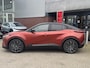 Toyota C-HR / C-HR+ EXECUTIVE AWD 77KWH NIEUW DIRECT LEVERBAAR! PANODAK JBL-AUDIO 20'' LM-VELGEN STOEL/STUURVERW 360° CAMERA LEER EL-STOEL BLIND SPOT NAVI