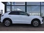 Volkswagen T-Roc Life First Edition Trekhaak | 'App-Connect' draadloze smartphone integratie | Automatische afstandsregeling (Adaptive Cruise Control) | Buitenspiegels elektrisch instel-, verwarm- en inklapbaar