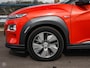 Hyundai Kona Electric EV Premium 64 kWh | SOH 98% | 3-FASE | HUD | ACC | Leder | Warmtepomp | Stoel + Stuurwielverwarming | Stoelventilatie | Camera | Krell Audio | Apple CarPlay Android Auto | 17" | 1e Eig.