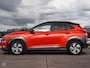 Hyundai Kona Electric EV Premium 64 kWh | SOH 98% | 3-FASE | HUD | ACC | Leder | Warmtepomp | Stoel + Stuurwielverwarming | Stoelventilatie | Camera | Krell Audio | Apple CarPlay Android Auto | 17" | 1e Eig.