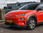 Hyundai Kona Electric EV Premium 64 kWh | SOH 98% | 3-FASE | HUD | ACC | Leder | Warmtepomp | Stoel + Stuurwielverwarming | Stoelventilatie | Camera | Krell Audio | Apple CarPlay Android Auto | 17" | 1e Eig.