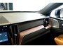 Volvo XC60 2.0 T6 AWD Recharge 293kW/399pk Aut8 Ultra Dark BOWERS&WILKINS + EL.TREKHAAK + PANORAMADAK + PILOT ASSIST + ADAPT.CRUISE + STOELMASSAGE + STOELVERWARMING&-VENTILATIE + CAMERA + BLIS + KEYLESS + HEAD-UP DISPLAY + PARKSENSOREN + 20" LM-VELGEN!!