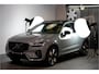 Volvo XC60 2.0 T6 AWD Recharge 293kW/399pk Aut8 Ultra Dark BOWERS&WILKINS + EL.TREKHAAK + PANORAMADAK + PILOT ASSIST + ADAPT.CRUISE + STOELMASSAGE + STOELVERWARMING&-VENTILATIE + CAMERA + BLIS + KEYLESS + HEAD-UP DISPLAY + PARKSENSOREN + 20" LM-VELGEN!!