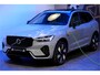 Volvo XC60 2.0 T6 AWD Recharge 293kW/399pk Aut8 Ultra Dark BOWERS&WILKINS + EL.TREKHAAK + PANORAMADAK + PILOT ASSIST + ADAPT.CRUISE + STOELMASSAGE + STOELVERWARMING&-VENTILATIE + CAMERA + BLIS + KEYLESS + HEAD-UP DISPLAY + PARKSENSOREN + 20" LM-VELGEN!!