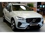 Volvo XC60 2.0 T6 AWD Recharge 293kW/399pk Aut8 Ultra Dark BOWERS&WILKINS + EL.TREKHAAK + PANORAMADAK + PILOT ASSIST + ADAPT.CRUISE + STOELMASSAGE + STOELVERWARMING&-VENTILATIE + CAMERA + BLIS + KEYLESS + HEAD-UP DISPLAY + PARKSENSOREN + 20" LM-VELGEN!!