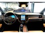 Volvo XC60 2.0 T6 AWD Recharge 293kW/399pk Aut8 Ultra Dark BOWERS&WILKINS + EL.TREKHAAK + PANORAMADAK + PILOT ASSIST + ADAPT.CRUISE + STOELMASSAGE + STOELVERWARMING&-VENTILATIE + CAMERA + BLIS + KEYLESS + HEAD-UP DISPLAY + PARKSENSOREN + 20" LM-VELGEN!!