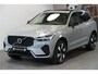 Volvo XC60 2.0 T6 AWD Recharge 293kW/399pk Aut8 Ultra Dark BOWERS&WILKINS + EL.TREKHAAK + PANORAMADAK + PILOT ASSIST + ADAPT.CRUISE + STOELMASSAGE + STOELVERWARMING&-VENTILATIE + CAMERA + BLIS + KEYLESS + HEAD-UP DISPLAY + PARKSENSOREN + 20" LM-VELGEN!!
