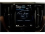 Volvo XC60 2.0 T6 AWD Recharge 293kW/399pk Aut8 Ultra Dark BOWERS&WILKINS + EL.TREKHAAK + PANORAMADAK + PILOT ASSIST + ADAPT.CRUISE + STOELMASSAGE + STOELVERWARMING&-VENTILATIE + CAMERA + BLIS + KEYLESS + HEAD-UP DISPLAY + PARKSENSOREN + 20" LM-VELGEN!!
