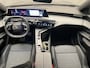 Peugeot 3008 1.2 Hybrid 136 Allure Camera | Digitaal Dashbaord | Carplay | Leder/Stof | 19" Lichtmetaal | Parkeersensoren | Achteruitrijcamera | Apple Carplay/Android Auto|telefoonintegratie premium | Cruise control