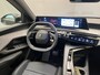 Peugeot 3008 1.2 Hybrid 136 Allure Camera | Digitaal Dashbaord | Carplay | Leder/Stof | 19" Lichtmetaal | Parkeersensoren | Achteruitrijcamera | Apple Carplay/Android Auto|telefoonintegratie premium | Cruise control