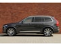 Volvo XC90 T8 Recharge AWD Ultimate Bright | Luchtvering | Bowers & Wilkins geluidsinstallatie | Panoramisch dak met schuif-/kantel functie | Verwarmbare voor-/achter stoelen | Ventileerbare stoelen voor | Massage Functie voor | 21'' Lichtmetalen velgen | Head-Up Display | Keyless entry/start |