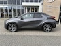 Toyota C-HR / C-HR+ 1.8 HYBRID 140 FIRST-EDITION STOEL/STUURVERW PARK-SENSOREN ELEK-ACHTERKLEP BLIND-SPOT AD-CRUISE APPLE/ANDROID DRAADLOOS-LADEN LM-VELGEN DAB+ CAMERA