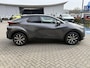 Toyota C-HR / C-HR+ 1.8 HYBRID 140 FIRST-EDITION STOEL/STUURVERW PARK-SENSOREN ELEK-ACHTERKLEP BLIND-SPOT AD-CRUISE APPLE/ANDROID DRAADLOOS-LADEN LM-VELGEN DAB+ CAMERA