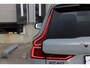 Volvo XC60 T6 Plug-in hybrid AWD Plus Black Edition | Panoramadak | 360 graden camera | Google Maps navigatie | Verwarmbaar stuurwiel | Verwarmbare voorstoelen | Adaptieve Cruise Control | Harman Kardon Audio | 21-Inch lichtmetalen velgen | Elektrisch bedienbare voorstoelen + geheugenfunctie