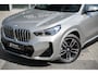 BMW X1 sDrive18i M Sportpakket | Panoramadak | Driving Assistant Plus | Elektrische Trekhaak | Elektrische Stoelen | Hifi-system Harman/kardon | Premium pack | 19 inch lichtmetalen M wielen |