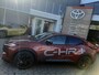 Toyota C-HR / C-HR+ FIRST EDITION 77KWH WLTP-607KM STOEL/STUURVERW WARMTEPOMP BLIND SPOT KEYLESS NAVI APPLE/ANDROID PARK-SENSOREN CLIMA CAMERA AD-CRUISE EL-ACHTERKLEP LMV