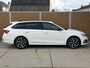 Skoda Octavia Combi 1.0 e-TSI Sport Automaat Trekhaak uitklapbaar | LED verlichting | Sfeerverlichting | Climate & cruise control | Lichtmetalen velgen 18 inch | Sportonderstel | Zwart optiek | Parkeersensoren voor en achter