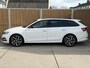 Skoda Octavia Combi 1.0 e-TSI Sport Automaat Trekhaak uitklapbaar | LED verlichting | Sfeerverlichting | Climate & cruise control | Lichtmetalen velgen 18 inch | Sportonderstel | Zwart optiek | Parkeersensoren voor en achter
