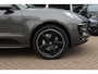 Porsche Macan 3.0 S / NL Auto! / 2e Eign. / Panoramadak / Camera / Adaptieve Stoelen / Luchtvering / 21'' / Bose / Sportdesign&Chrono / Stoelventilatie / Stuur+Stoelverwarming / Dodehoek / DAB / Cruise Control