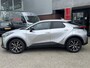 Toyota C-HR / C-HR+ 1.8 Hybrid 140 Dynamic NL-AUTO BLIND SPOT KEYLESS PARK-SENSOREN APPLE/ANDROID 18'' LM-VELGEN CAMERA AD-CRUISE CLIMA NAVI