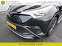 Toyota C-HR / C-HR+ 1.2 Style LUXE! TREKHAAK - CAMERA - NAVI - STOELVERWARMING - HALF LEDER - PARKEERSENSOREN V+A - RIJSTROOKSENSOR - KEYLESS - 18 INCH LMV - CLIMA - DAB+ - BLUETOOTH - PRIVACYGLAS - PARKEERHULP