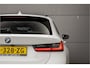 BMW 3-Serie Touring 330i High Executive Pano HUD ACC Trekhaak Stoel & Stuurverw