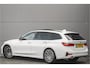 BMW 3-Serie Touring 330i High Executive Pano HUD ACC Trekhaak Stoel & Stuurverw