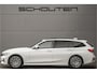 BMW 3-Serie Touring 330i High Executive Pano HUD ACC Trekhaak Stoel & Stuurverw