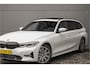 BMW 3-Serie Touring 330i High Executive Pano HUD ACC Trekhaak Stoel & Stuurverw