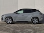 Hyundai Tucson 1.6 T-GDI PHEV N Line 4WD Automaat / Accu SOH 100% / Dealer onderhouden / Fabrieksgarantie tot 01-2027 / Trekhaak afneembaar / EAER bereik 62 km bereik stad 74 km / Trekgewicht 1350 kg / Elektrische achterklep / Stuur- Stoel & Achterbankverwarming / Rondomzicht camera / Apple Carplay Android Auto /