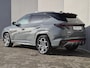 Hyundai Tucson 1.6 T-GDI PHEV N Line 4WD Automaat / Accu SOH 100% / Dealer onderhouden / Fabrieksgarantie tot 01-2027 / Trekhaak afneembaar / EAER bereik 62 km bereik stad 74 km / Trekgewicht 1350 kg / Elektrische achterklep / Stuur- Stoel & Achterbankverwarming / Rondomzicht camera / Apple Carplay Android Auto /