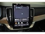Volvo XC90 T8 Plug-in hybrid AWD Ultra Dark | Panoramadak | Luchtvering | Head-up display | 360 graden camera | Verwarmbare voorstoelen+achterbank+stuurwiel | Premium audio by Bowers&Wilkins | 7 zits | 21 inch Lichtmetalen velgen |