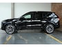 Volvo XC90 T8 Plug-in hybrid AWD Ultra Dark | Panoramadak | Luchtvering | Head-up display | 360 graden camera | Verwarmbare voorstoelen+achterbank+stuurwiel | Premium audio by Bowers&Wilkins | 7 zits | 21 inch Lichtmetalen velgen |