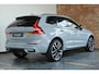 Volvo XC60 T8 Plug-in hybrid AWD Ultra Black Edition | Bowers & Wilkins Premium Audio | Luchtvering | 22'' Lichtmetalen velgen | Nappa Lederen bekleding | Stoelventilatie | Stoelverwarming | 360° Parkeercamera | Gelamineerde zijruiten |