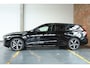 Volvo V60 T8 Plug-in hybrid AWD Ultra Dark | Bowers & Wilkins Premium Audio | Stoelverwarming | 360° Parkeercamera | Parkeersensoren voor + achter | Massage in voorstoelen | Semi Electrische Wegklapbare Trekhaak | Google Infotainment | 19'' Lichtmetalen velgen