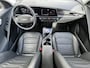 Kia Niro EV DynamicPlusLine 64.8 kWh / Fabrieksgarantie van 7 jaar mogelijk < 150.000km / Accu SoH 100% / Schuifdak / Leder / HUD / CCS snel laden / Elektr. klep / Camera / Stuur- en stoelverwarming / Navigatie / Apple Carplay Android / 17" LM wielen /