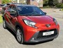 Toyota Aygo X 1.0 VVT-i MT Pulse | Bi-Tone Chili red, Stoelverwarming, Airco, Apple CarPlay/Android Auto, Lichtmetalen velgen
