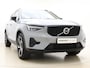 Volvo XC40 B4 211pk Plus Dark / Elektr. stoelen / H&K audio / Trekhaak / Stoel/- en stuurverwarming / Adapt. Cruise / BLIS / Elektr. Achterklep / PDC + CAM /