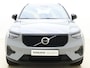 Volvo XC40 B4 211pk Plus Dark / Elektr. stoelen / H&K audio / Trekhaak / Stoel/- en stuurverwarming / Adapt. Cruise / BLIS / Elektr. Achterklep / PDC + CAM /