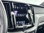 Volvo XC60 T8 Recharge R-Design | 19" Allseason | Trekhaak | Panoramadak | Elektr. verst. best. Stoel | Stoel/Stuur/Achterbankverwarming | Parkeercamera | Getint glas