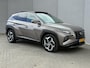 Hyundai Tucson 1.6 T-GDI HEV Premium Sky / NL auto / Schuif/open dak / Stoel-/stuurverwarming / Navigatie / Achteruitrij-/360 Camera / Apple Carplay/Android auto / Elektrische achterklep / KRELL audio / Leren Bekleding /